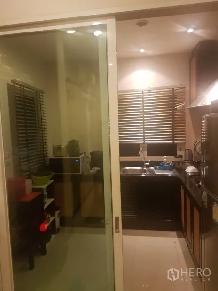 บ้าน ขายในLat Krabang, Bangkok - ครัวปิดกั้นด้วยประตูกระจกบานเลื่อน พร้อมอ่างล้างจาน เครื่องดูดควัน และตู้เก็บของ