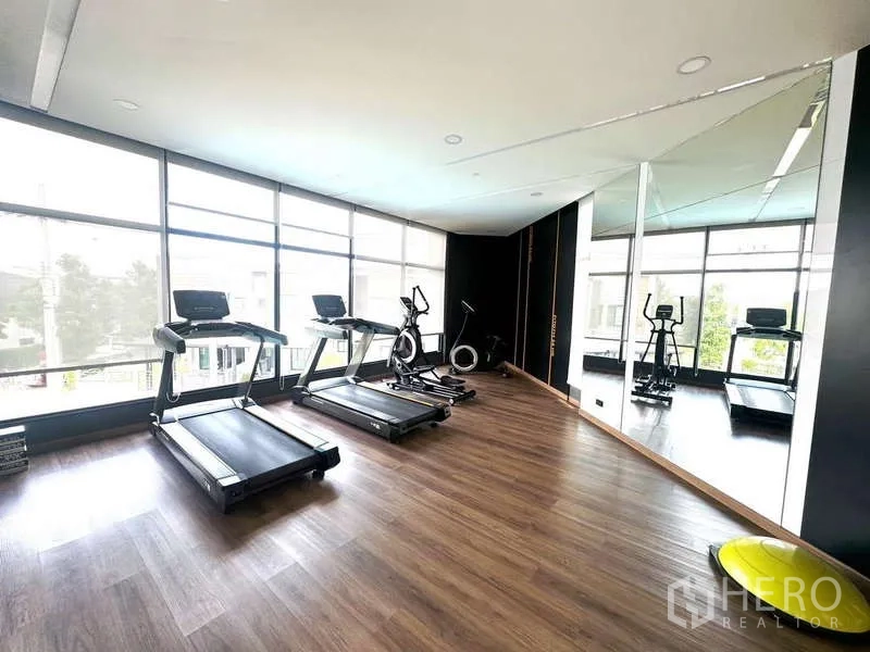 ทาวน์เฮาส์ ให้เช่าในBang Phli, Samut Prakan - ห้องฟิตเนสมีลู่วิ่งและอุปกรณ์คาร์ดิโอ พื้นไม้
