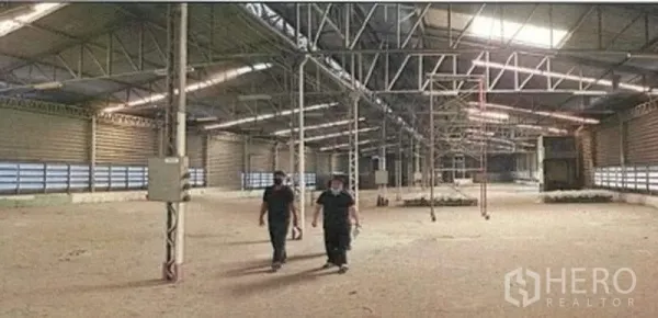 Warehouse for rent in Phra Pradaeng, Samut Prakan - Expansive clear-span warehouse aisle with skylights and steel columns.