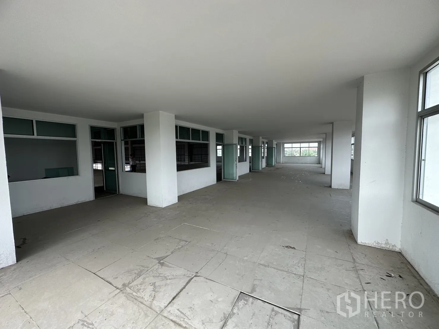 工厂 出租在Pak Kret, Nonthaburi - 开放式办公室楼层，多个玻璃隔间与窗户。