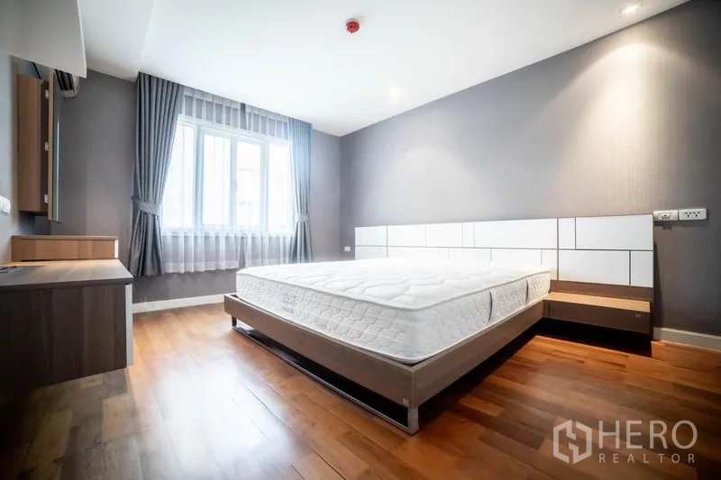 คอนโด ให้เช่าในWatthana, Bangkok - ห้องนอนคอนโดเอกมัยสว่าง โปร่ง หน้าต่างบานใหญ่ พื้นไม้ พร้อมโต๊ะทำงาน บรรยากาศอบอุ่นในเขตวัฒนา