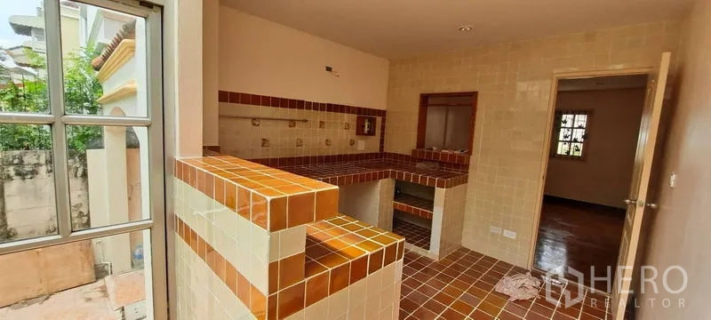 บ้าน ให้เช่าในMin Buri, Bangkok - มุมกลับของครัวพร้อมเคาน์เตอร์ยกสูงและประตูสู่ห้องนั่งเล่น