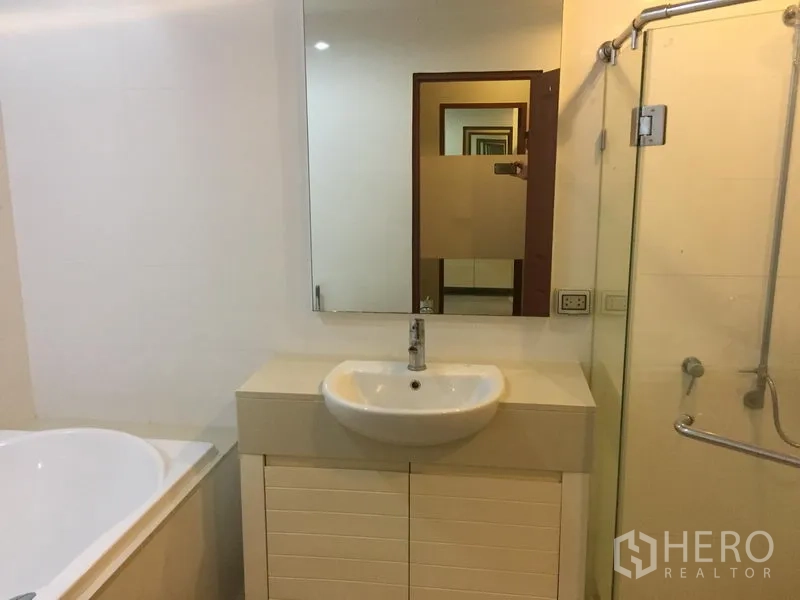 คอนโด ให้เช่าหรือขายในKhlong Toei, Bangkok - ห้องน้ำพร้อมอ่างล้างหน้า กระจก อ่างอาบน้ำ และตู้ shower กระจก