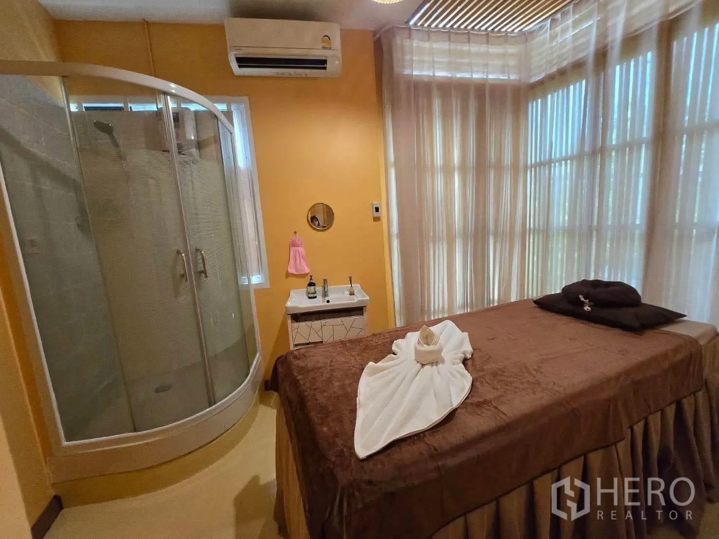 Retail Space for rent in Lat Phrao, Bangkok - Single massage room with curved glass shower, vanity and large windows.