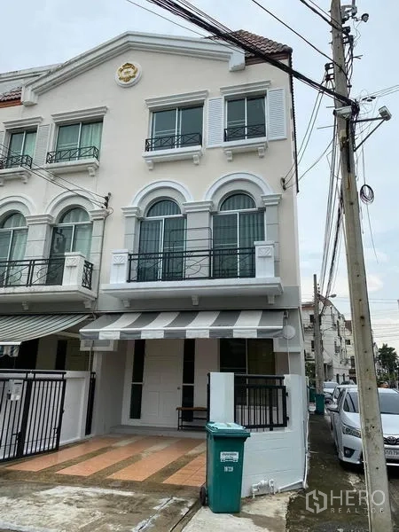 ทาวน์เฮาส์ ให้เช่าในLat Phrao, Bangkok - ทาวน์เฮ้าส์ 3 ชั้น สไตล์คลาสสิก หน้าต่างโค้ง ระเบียง และที่จอดรถพร้อมประตูรั้ว ในเขตลาดพร้าว กรุงเทพฯ