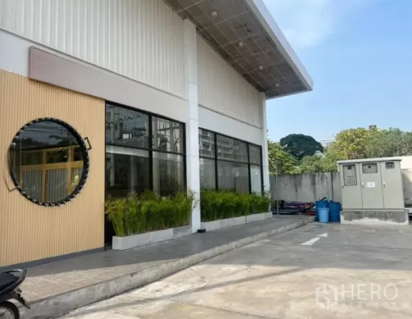 พื้นที่ขายปลีก ให้เช่าในWatthana, Bangkok - ด้านข้างอาคารกระจกบานใหญ่ หลังคาชายคา พร้อมลานจอดรถ.