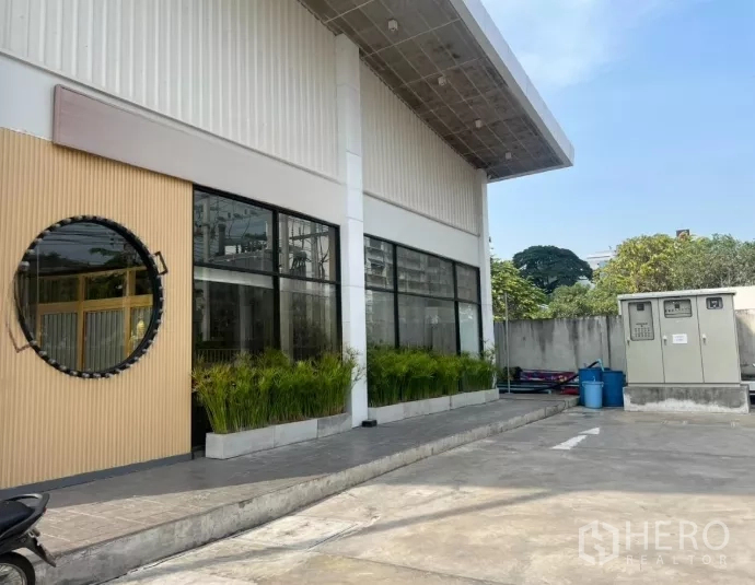 พื้นที่ขายปลีก ให้เช่าในWatthana, Bangkok - ด้านข้างอาคารกระจกบานใหญ่ หลังคาชายคา พร้อมลานจอดรถ.