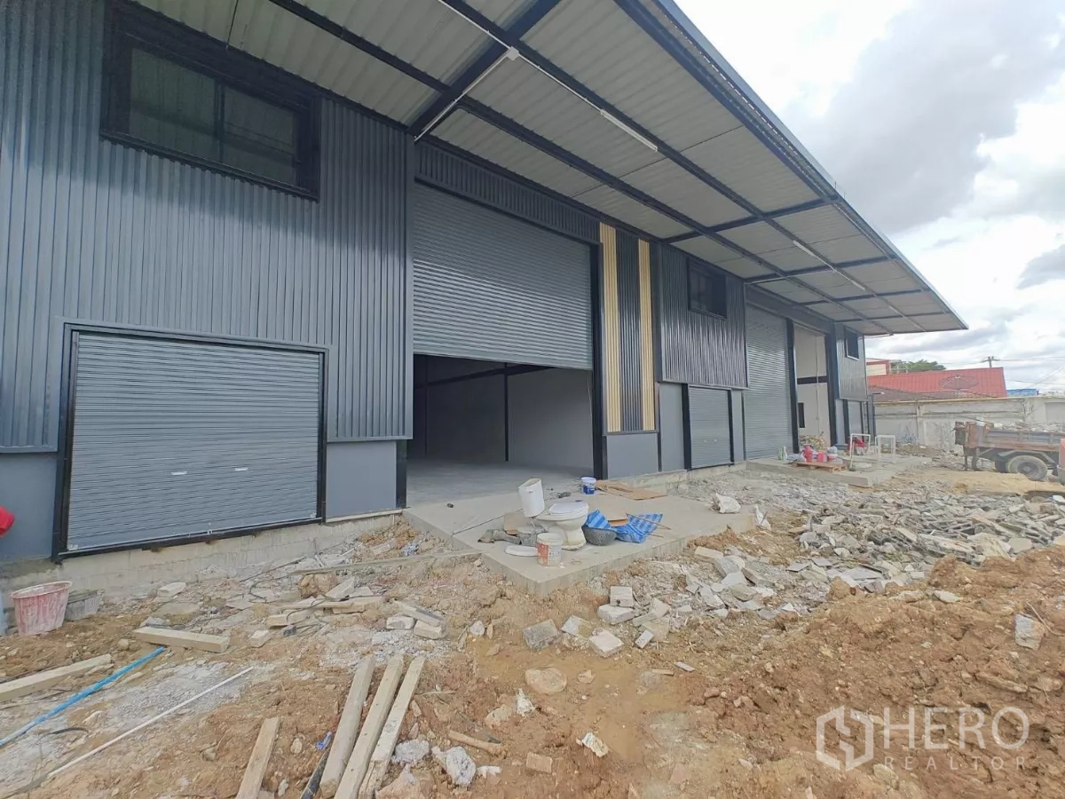 货栈 出租在Sam Phran, Nakhon Pathom - 新建仓库外观，多个卷帘门与带顶装卸区，位于三攀县