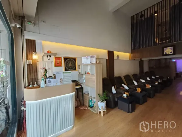 店屋 出租在Watthana, Bangkok - 前台接待台与等候区，高挑空间配展示架。