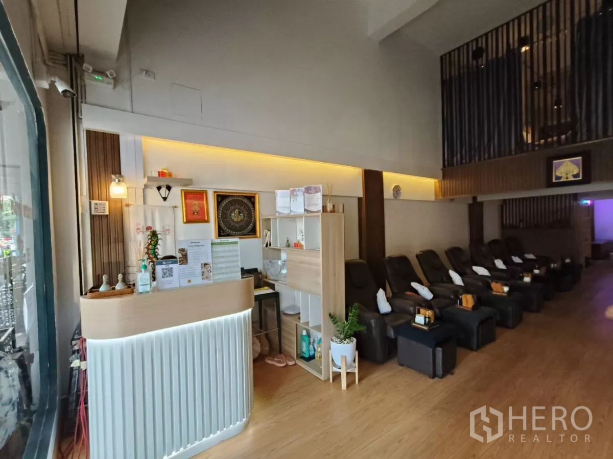 店屋 出租在Watthana, Bangkok - 前台接待台与等候区，高挑空间配展示架。