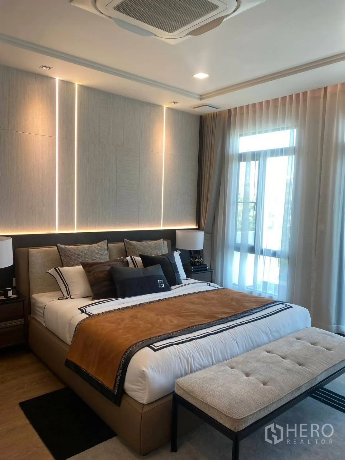 บ้านเดี่ยว for rent or sale in Bang Phli, Samut Prakan - ห้องนอนหลักเตียงบุนุ่ม ชุดเครื่องนอนครบ และไฟซ่อนแสงอุ่น.