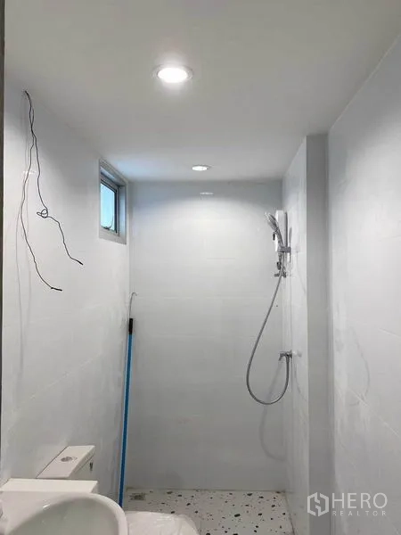 สำนักงานที่บ้าน ให้เช่าในPhra Khanong, Bangkok - ห้องอาบน้ำโทนขาว ช่องแสงขนาดเล็กและไฟฝ้าเพดาน