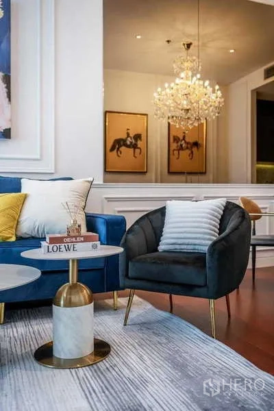 公寓 出租或出售在Watthana, Bangkok - 客厅一角的绒面单椅，镜中映出吊灯与挂画