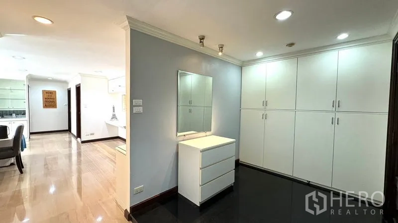 คอนโด ให้เช่าหรือขายในWatthana, Bangkok - โถงทางเข้าพร้อมตู้บิลท์อินสีขาว โต๊ะเครื่องแป้งและกระจก ไฟฝังเพดาน