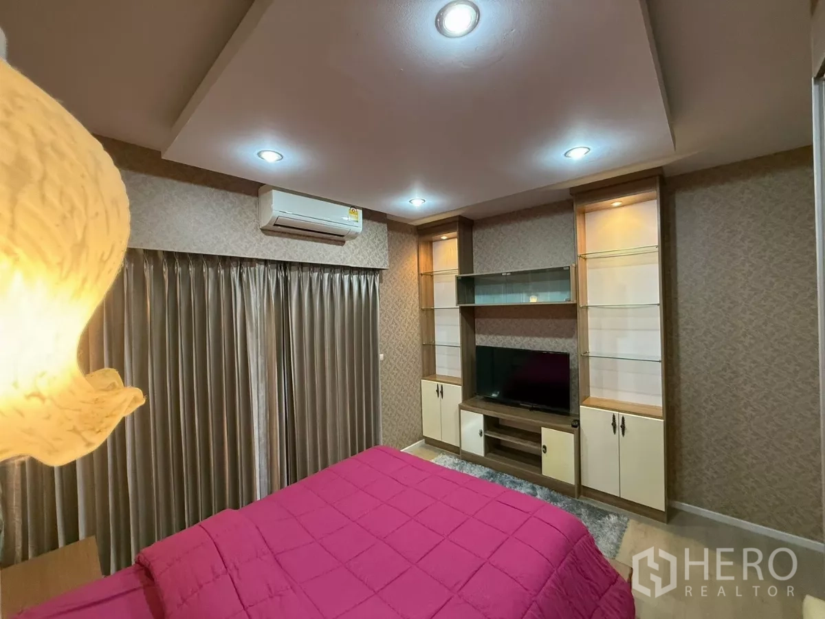 ทาวน์เฮาส์ ให้เช่าในSuan Luang, Bangkok - ห้องนอนที่สามอีกมุม มีชั้นวางทีวีและผ้าม่านยาว