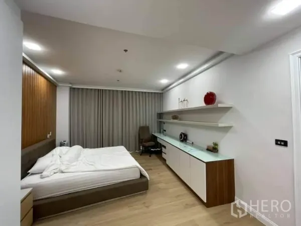 คอนโด ขายในPathum Wan, Bangkok - ห้องนอนสไตล์มินิมอลพร้อมชั้นวางของ โต๊ะทำงาน และเตียงคิงไซซ์ผนังไม้