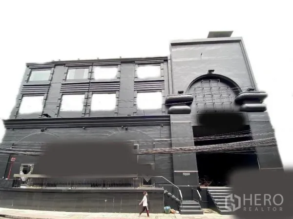 พื้นที่ขายปลีก ให้เช่าในKhlong Toei, Bangkok - อาคารค้าปลีกสีดำหลายชั้น พร้อมซุ้มประตูโค้งและบันได บริเวณนานา สุขุมวิท กรุงเทพฯ