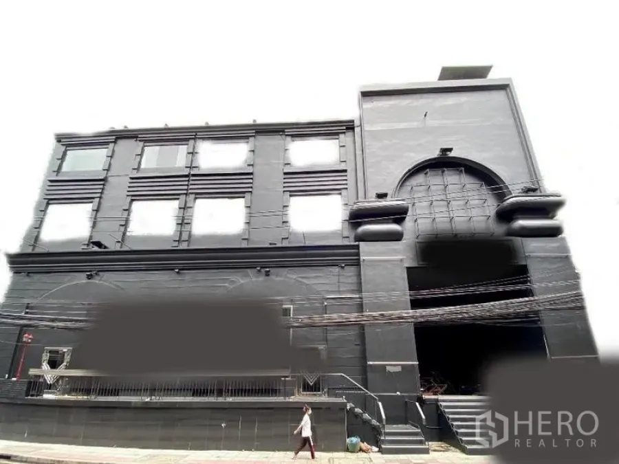 พื้นที่ขายปลีก ให้เช่าในKhlong Toei, Bangkok - อาคารค้าปลีกสีดำหลายชั้น พร้อมซุ้มประตูโค้งและบันได บริเวณนานา สุขุมวิท กรุงเทพฯ