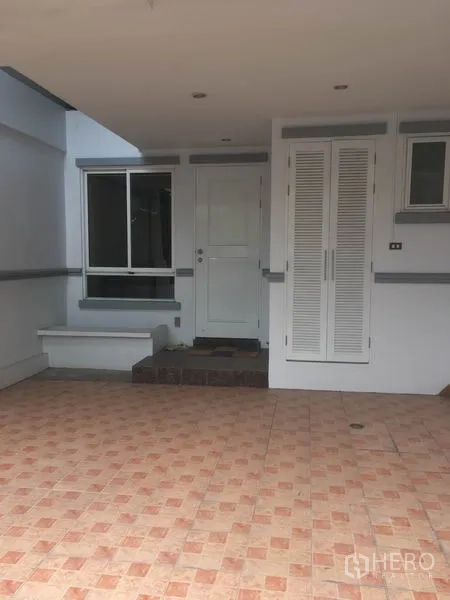 Townhouse for rent in Din Daeng, Bangkok - Covered front porch and main entrance with tiled floor of the Bangkok townhouse.