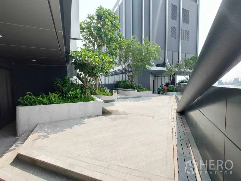 คอนโด ให้เช่าในWatthana, Bangkok - เทอเรสกลางแจ้งจัดภูมิทัศน์พร้อมกระบะต้นไม้และอาคารสมัยใหม่