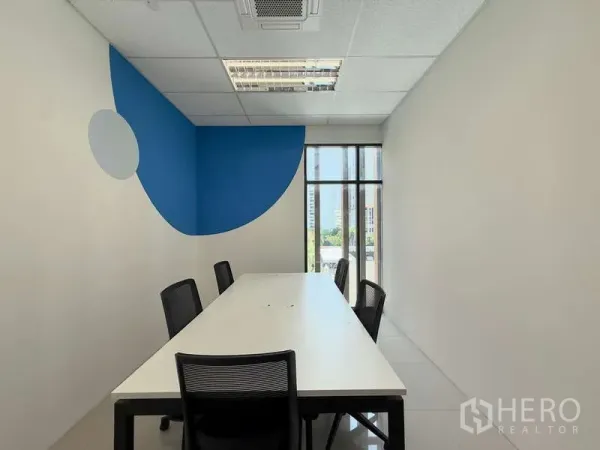 办公空间 出租在Huai Khwang, Bangkok - 紧凑型会议空间，白色桌子、四把椅子，自然光充足。