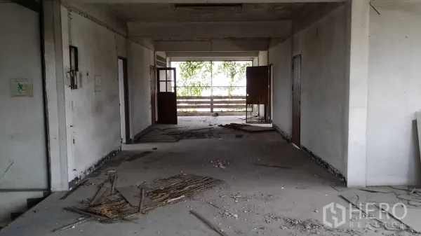 สำนักงาน ให้เช่าในDon Mueang, Bangkok - โถงทางเดินของชั้นสำนักงานว่าง มีประตูหลายบานและระเบียงเปิดโล่ง เหมาะสำหรับรีโนเวท