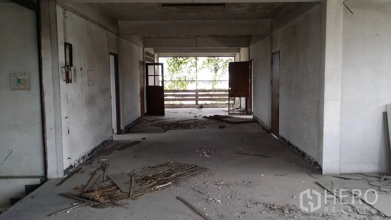 สำนักงาน ให้เช่าในDon Mueang, Bangkok - โถงทางเดินของชั้นสำนักงานว่าง มีประตูหลายบานและระเบียงเปิดโล่ง เหมาะสำหรับรีโนเวท