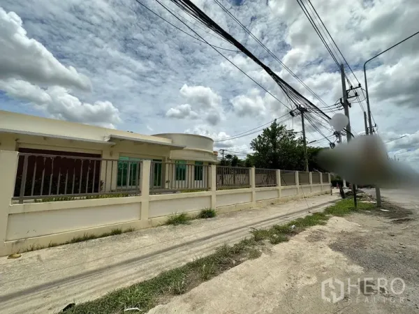 สำนักงาน ให้เช่าในPathum Thani - มุมถนนด้านหน้าอาคารสำนักงานชั้นเดียว พร้อมรั้วรอบและสายไฟ
