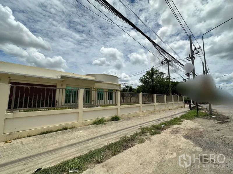 สำนักงาน ให้เช่าในPathum Thani - มุมถนนด้านหน้าอาคารสำนักงานชั้นเดียว พร้อมรั้วรอบและสายไฟ