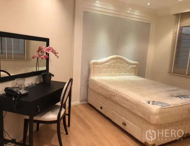 公寓 出租或出售在Sathon, Bangkok - 第二卧室带软包床、梳妆书桌与大镜面。