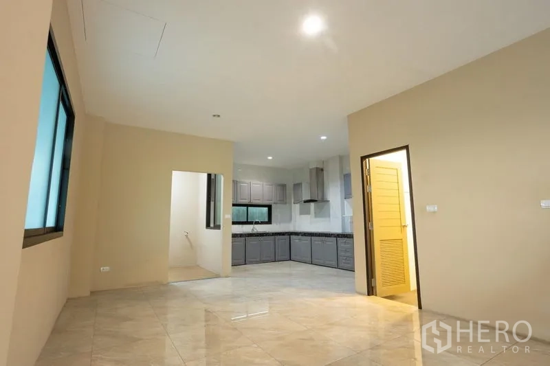 สำนักงานที่บ้าน ให้เช่าในBang Khen, Bangkok - โถงนั่งเล่นเชื่อมครัวบิลท์อินรูปตัวแอลและห้องน้ำแขก