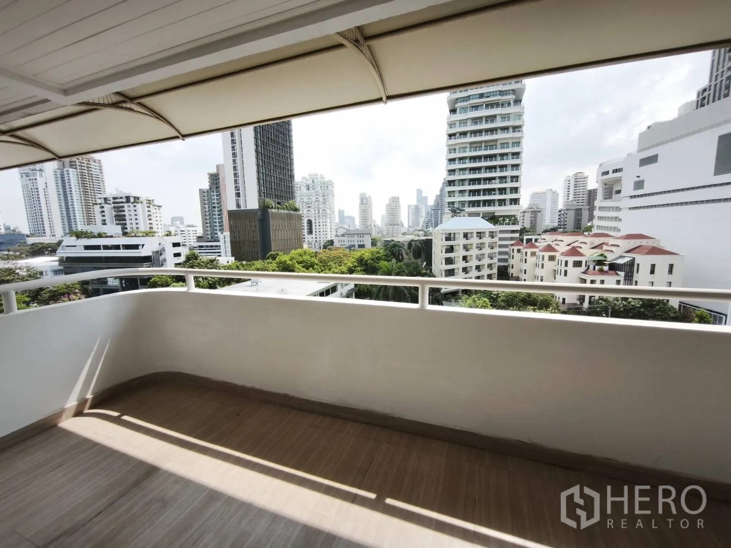 Condominium for rent in Watthana, Bangkok - Covered balcony with open city skyline and green views from the condominium.