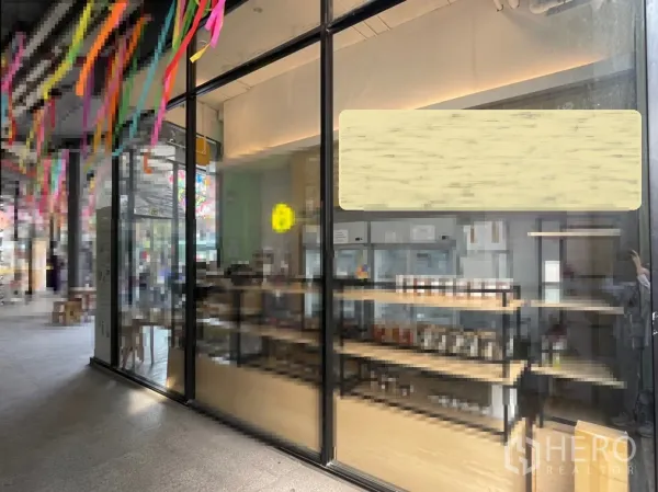 零售空间 出租在Khlong Toei, Bangkok - 现代店面，大型展示橱窗与货架，临步行廊的社区商业。