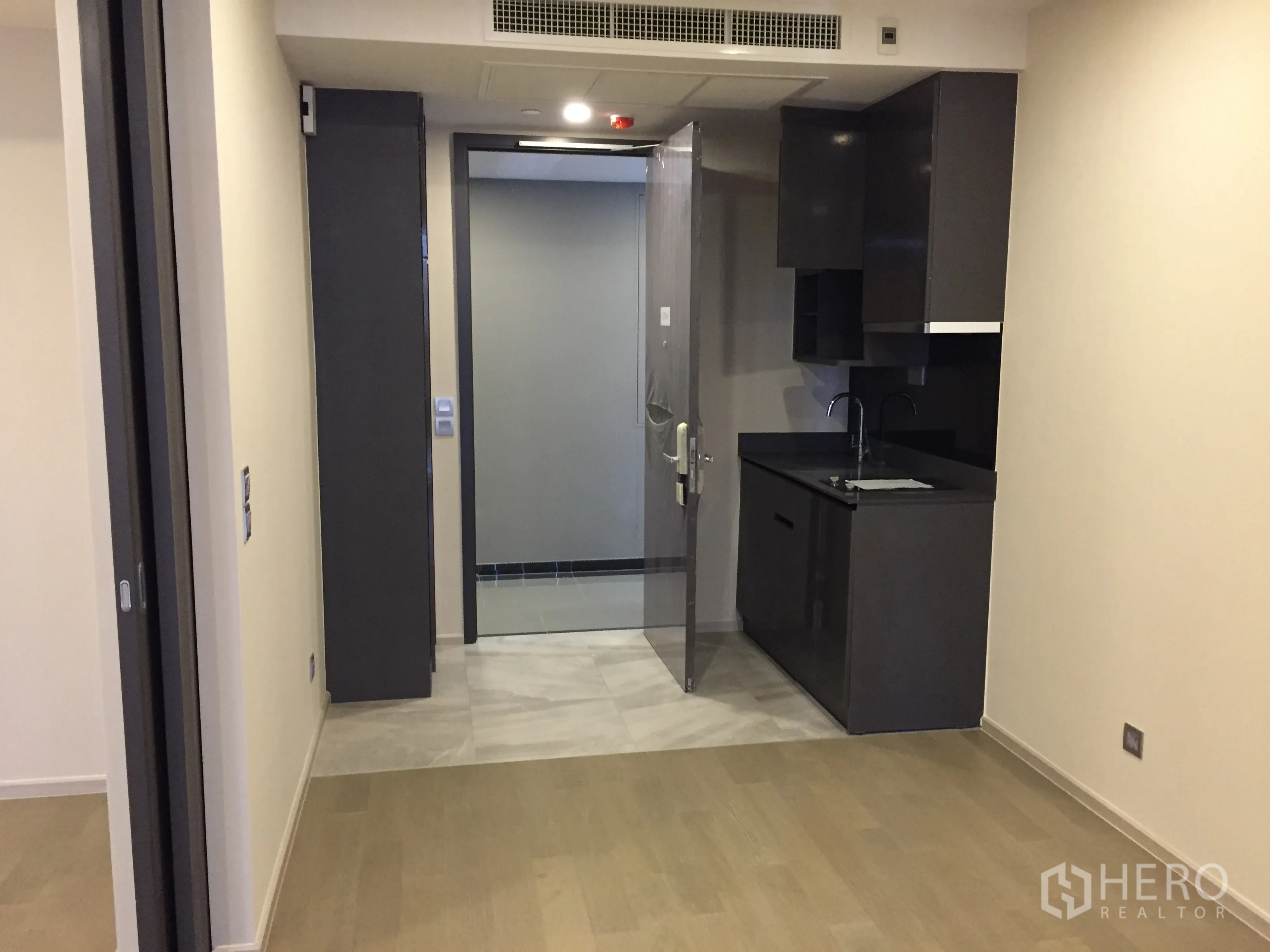 คอนโด ขายในWatthana, Bangkok - ครัวแพนทรีทันสมัยและทางเข้าของคอนโด 1 ห้องนอน