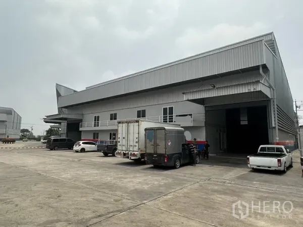 คลังสินค้า ให้เช่าในSamut Prakan - โกดังทันสมัยให้เช่าในบางเสาธง สมุทรปราการ โครงสร้างเมทัลชีทพร้อมลานจอดรถบรรทุกกว้าง.