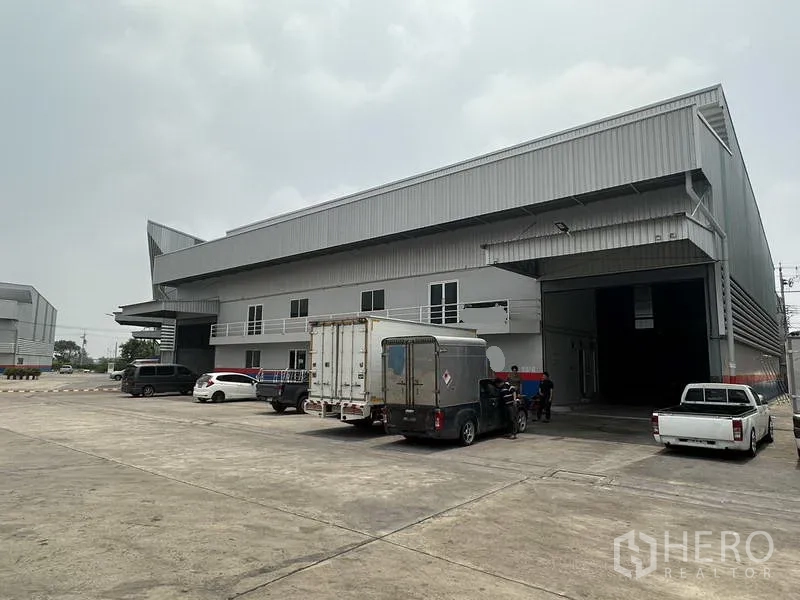 คลังสินค้า ให้เช่าในSamut Prakan - โกดังทันสมัยให้เช่าในบางเสาธง สมุทรปราการ โครงสร้างเมทัลชีทพร้อมลานจอดรถบรรทุกกว้าง.