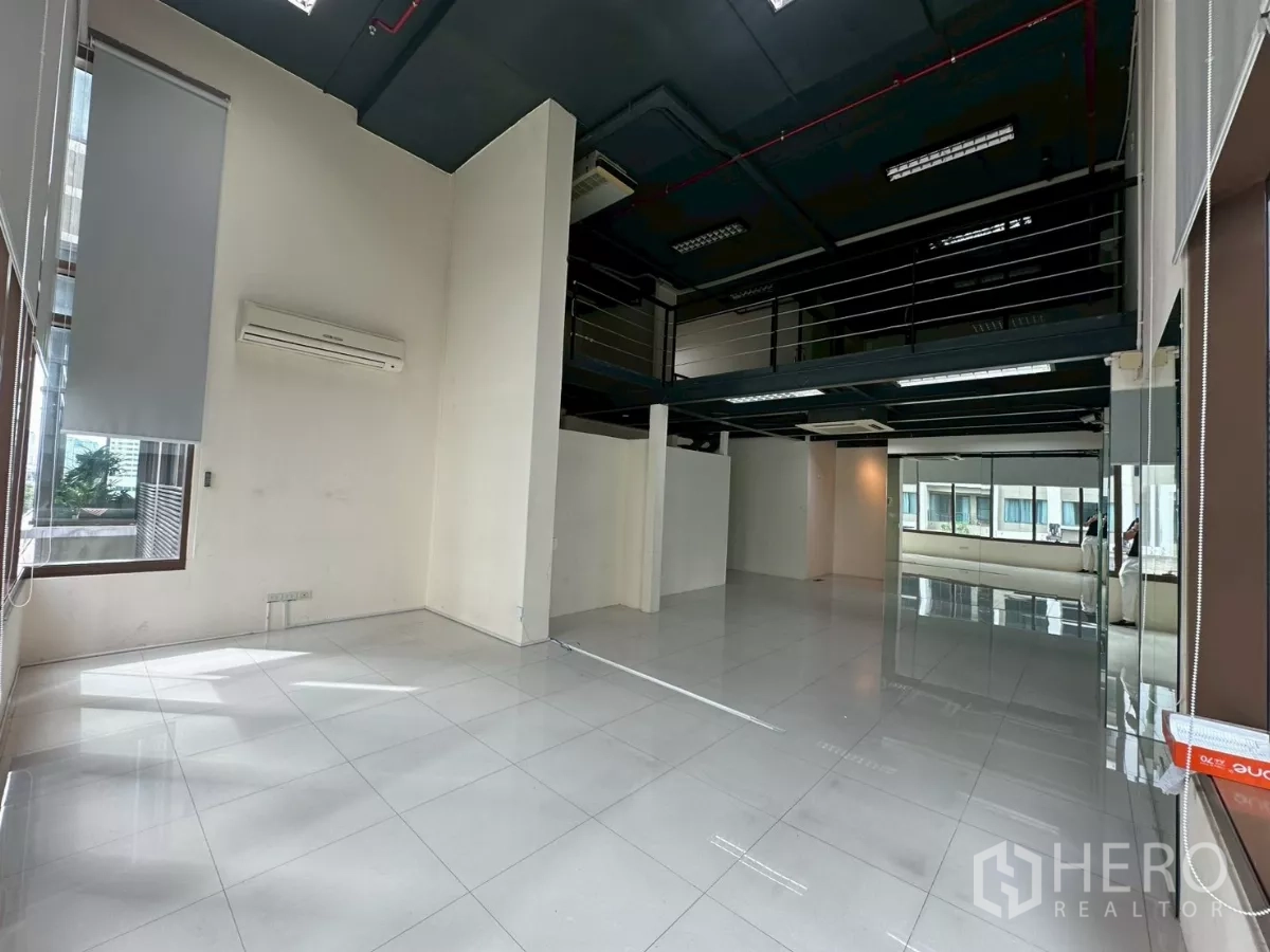 สำนักงาน ให้เช่าในKhlong Toei, Bangkok - พื้นที่เพดานสูงพร้อมชั้นลอย แอร์แบบสปลิต และกระจกสูงจรดเพดาน
