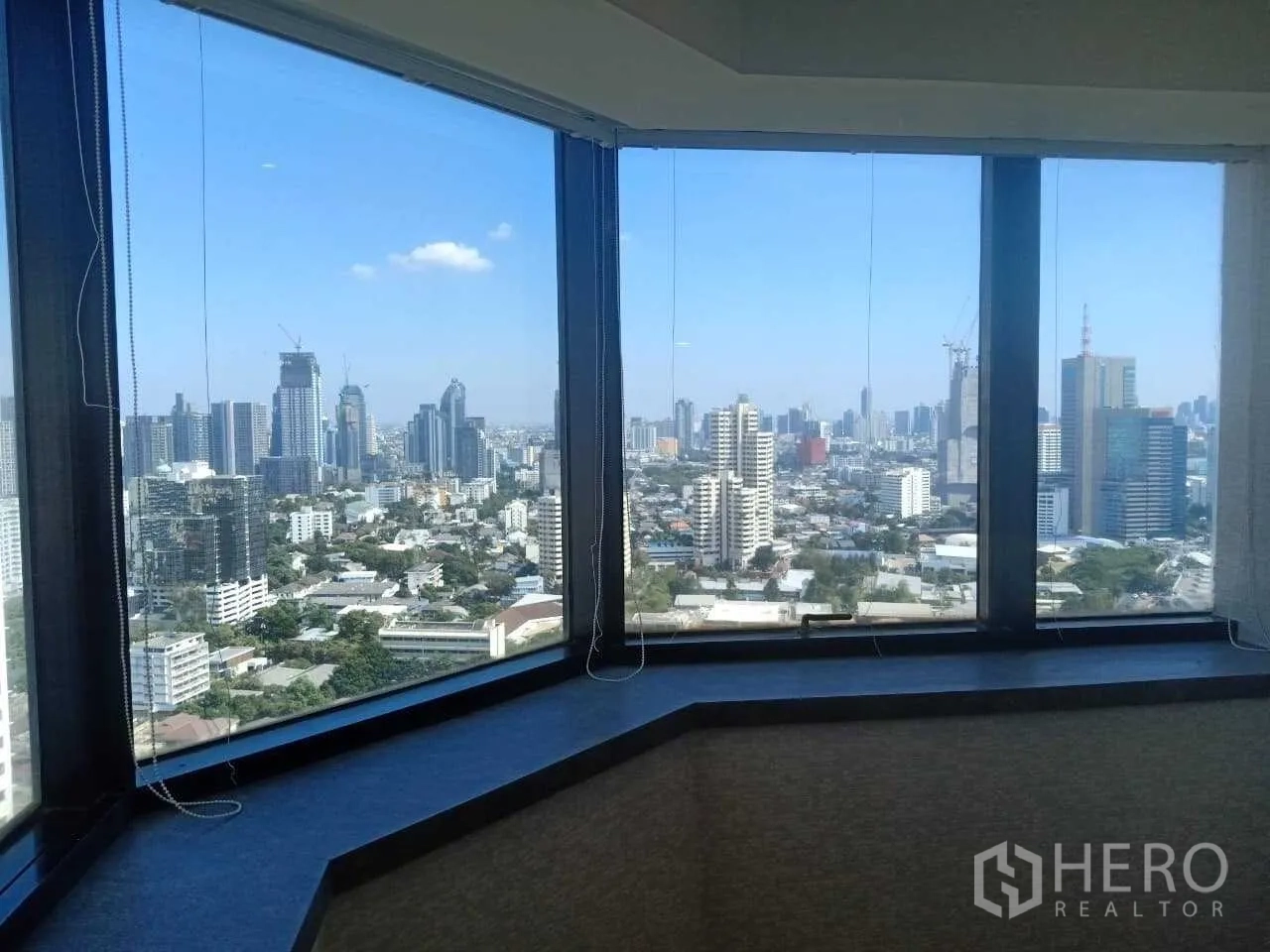 คอนโด ให้เช่าในKhlong Toei, Bangkok - มุมมองเมืองกรุงเทพฯ กว้างไกลจากหน้าต่างกระจกมุมเต็มบาน