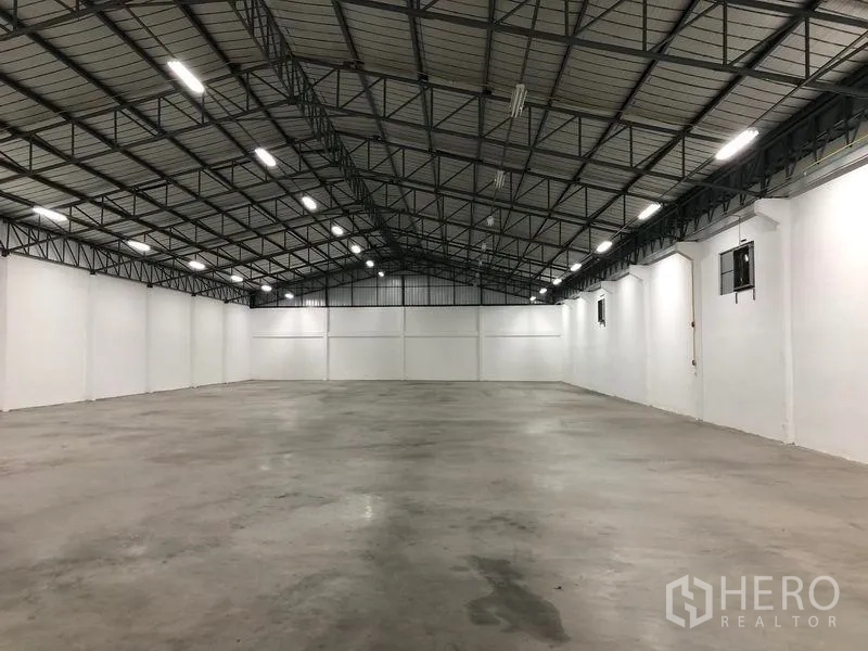 Warehouse for rent in Pak Kret, Nonthaburi - Unobstructed warehouse hall with ventilation windows and uniform overhead lighting.