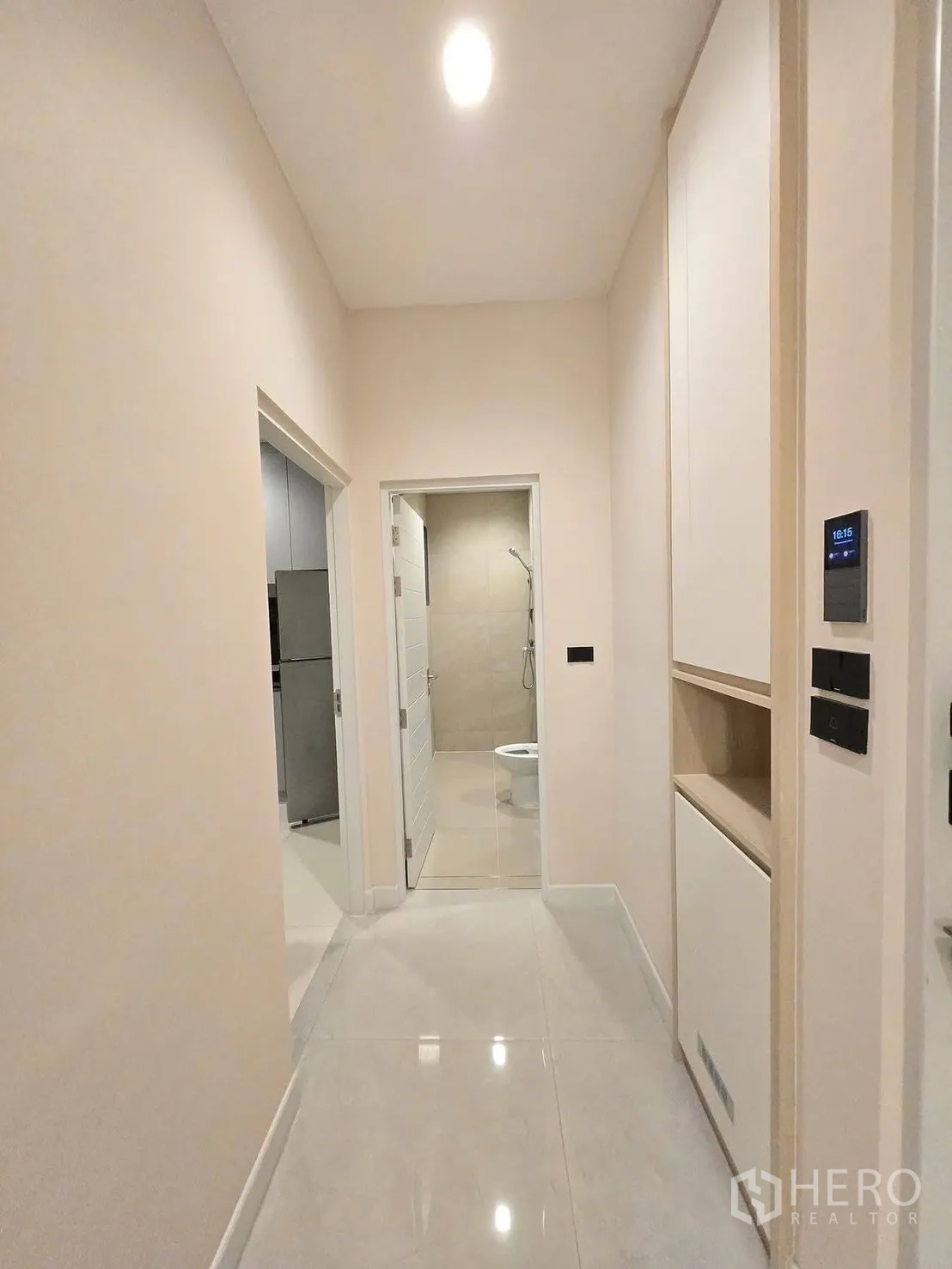 บ้าน for rent or sale in Bang Phli, Samut Prakan - โถงทางเดินสว่าง พื้นเงา ตู้บิลท์อิน และประตูเชื่อมเข้าห้องน้ำ