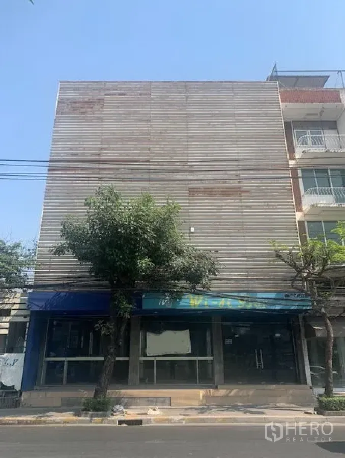 店屋 出租在Watthana, Bangkok - 面街多层店屋外立面，宽阔玻璃门面，位于Ekkamai。