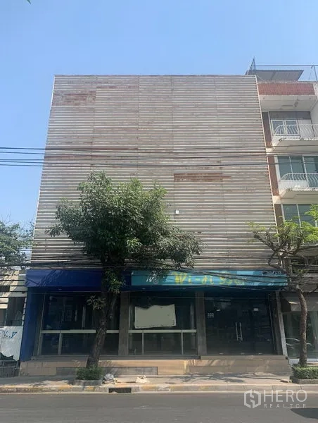 店屋 出租在Watthana, Bangkok - 面街多层店屋外立面，宽阔玻璃门面，位于Ekkamai。