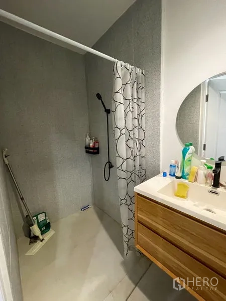 ทาวน์เฮาส์ ให้เช่าในPhra Khanong, Bangkok - ห้องน้ำทันสมัย ฝักบัวแบบวอล์กอิน กระจกทรงกลม และเคาน์เตอร์ไม้