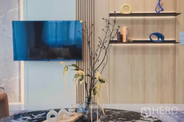 独立式住宅 出租在Bang Phli, Samut Prakan - 客厅电视背景墙配背光展示层板。