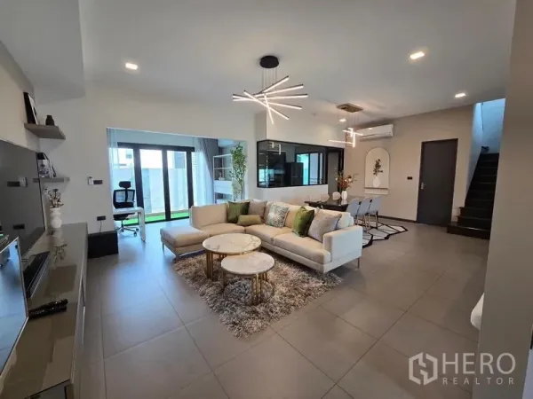 ทาวน์เฮาส์ ให้เช่า - โซนอาศัย–ทานข้าวโปร่งพร้อมโซฟาตัวแอลและโคมไฟเรขาคณิต