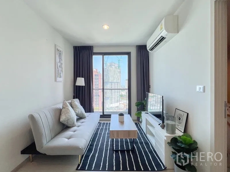 คอนโด ให้เช่าหรือขายในKhlong Toei, Bangkok - ห้องนั่งเล่นหน้าต่างสูงจรดเพดาน มองเห็นวิวเมือง