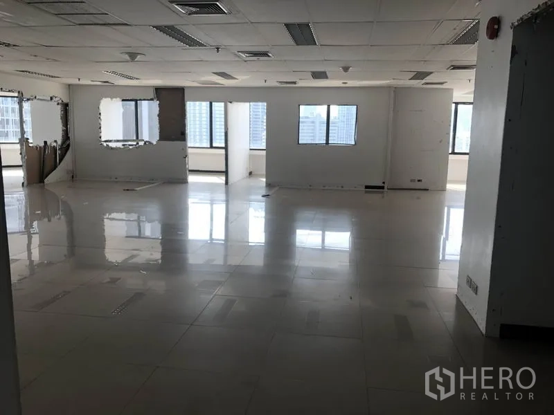 สำนักงาน ให้เช่าในWatthana, Bangkok - ออฟฟิศแบบเปิดโล่ง ฝ้าทีบาร์พร้อมไฟ วิวเมืองจากหน้าต่าง