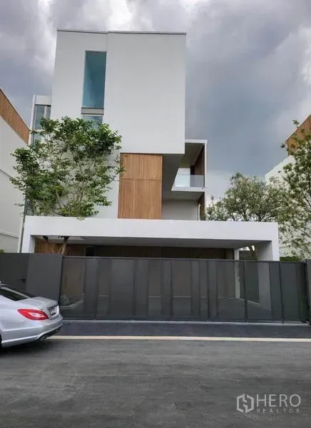 บ้าน ให้เช่าในSaphan Sung, Bangkok - บ้านเดี่ยวสไตล์โมเดิร์นสูง 3 ชั้น โทนขาวแต่งไม้ พร้อมรั้วสูงเพื่อความเป็นส่วนตัวในเขตสะพานสูง กรุงเทพฯ