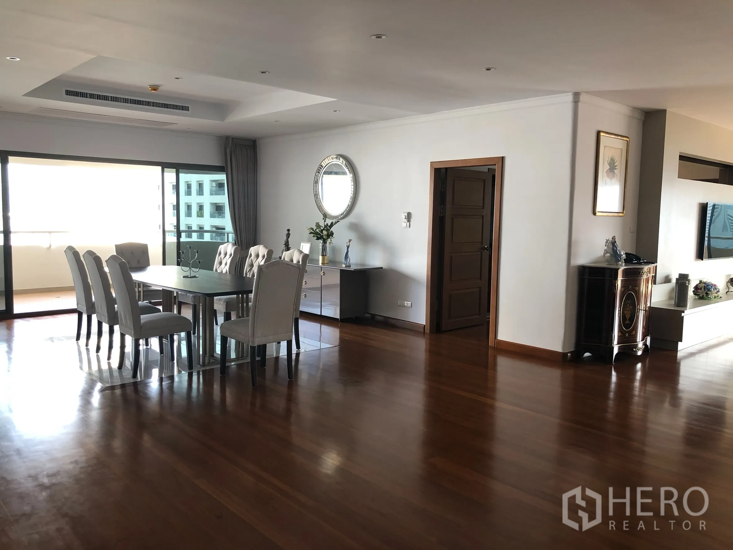 คอนโด ให้เช่าในBangkok - มุมทานอาหารข้างระเบียง วิวเมือง ในคอนโด ทาวเวอร์พาร์ค