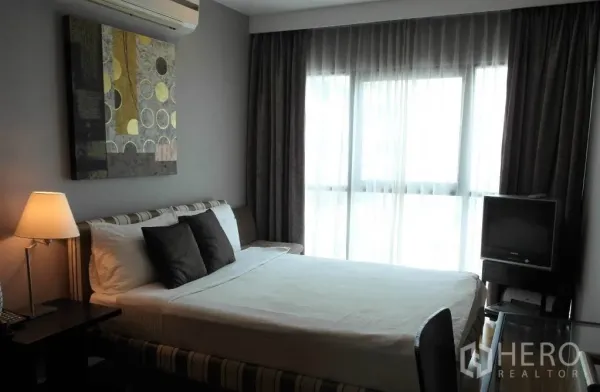 公寓 出租或出售在Sathon, Bangkok - 温馨次卧，含床、书桌、空调与纱帘大窗。